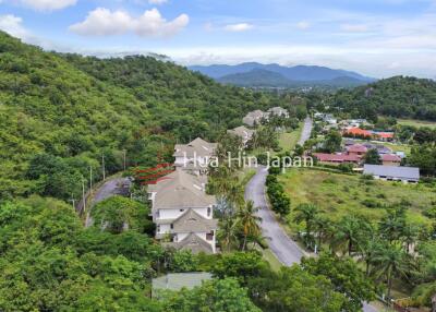 Elegant and Expansive 2-Bedroom Condo with Sea and Golf Course Views at Palm Hills for Sale – Renovated and Fully Furnished