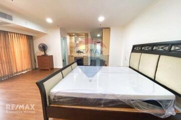 Pet Friendly 3-Bedroom Condo at Kalista Mansion, 13 Mins Walk to MRT Phetchaburi