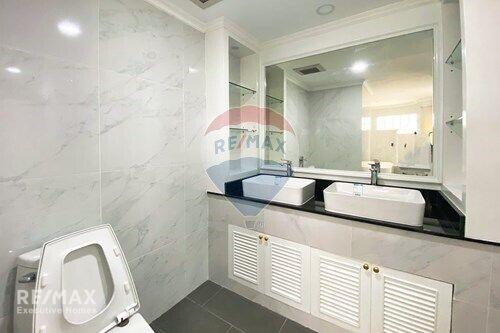 Pet Friendly 3-Bedroom Condo at Kalista Mansion, 13 Mins Walk to MRT Phetchaburi