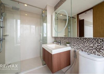 Urban Oasis: Stunning 2BR Condo with BTS Wongwian Yai 9 mins walk