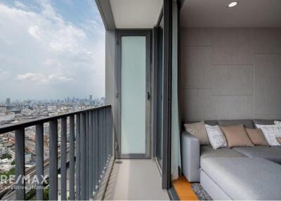 Urban Oasis: Stunning 2BR Condo with BTS Wongwian Yai 9 mins walk