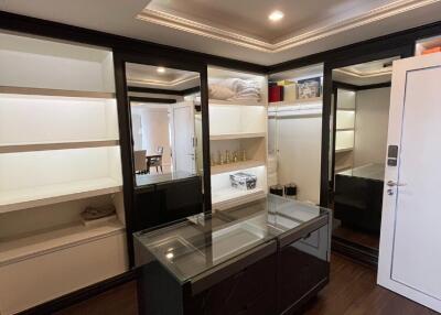 Modern bedroom with built-in shelves and mirrored closet