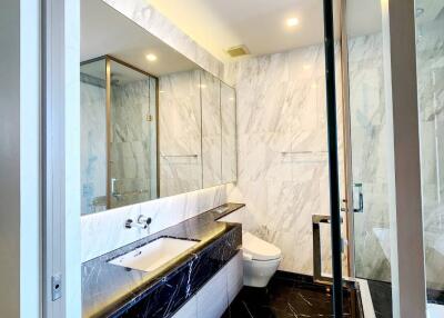 Modern bathroom with marble finishes