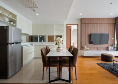 Modern open-plan kitchen and living room