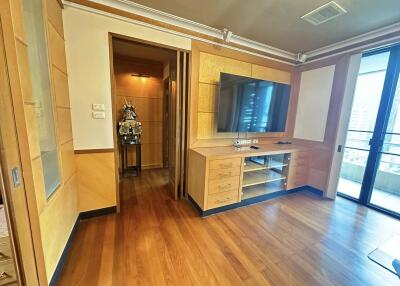 Stylish living room with wooden flooring and a mounted TV