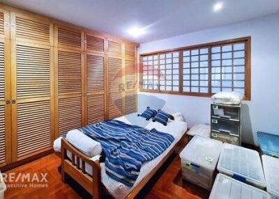 Modern 3BR Condo in Watthana with MRT Phetchaburi 16 Mins Walk - Elegant Amenities