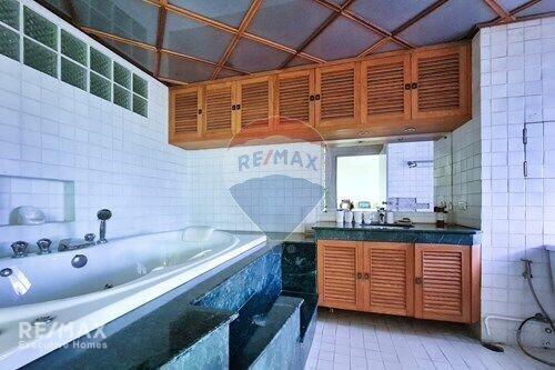 Modern 3BR Condo in Watthana with MRT Phetchaburi 16 Mins Walk - Elegant Amenities