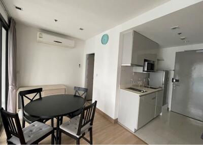 Luxurious 2-Bed Condo with BTS Phaya Thai 5 Mins Away - Prime Urban Location in Bangkok