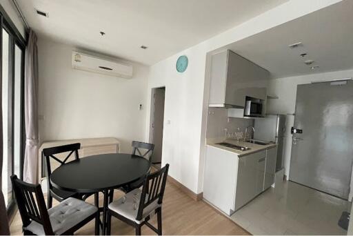 Luxurious 2-Bed Condo with BTS Phaya Thai 5 Mins Away - Prime Urban Location in Bangkok