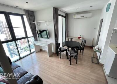 Luxurious 2-Bed Condo with BTS Phaya Thai 5 Mins Away - Prime Urban Location in Bangkok