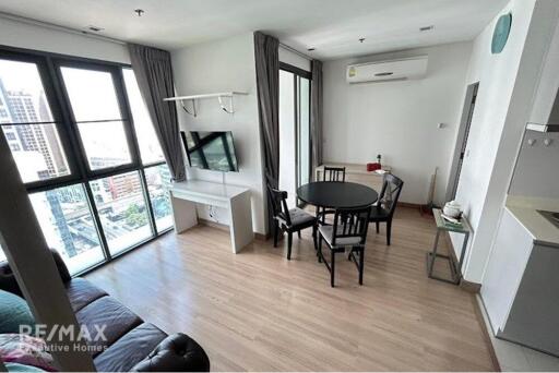 Luxurious 2-Bed Condo with BTS Phaya Thai 5 Mins Away - Prime Urban Location in Bangkok