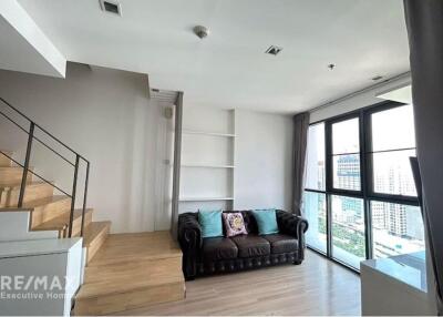 Luxurious 2-Bed Condo with BTS Phaya Thai 5 Mins Away - Prime Urban Location in Bangkok