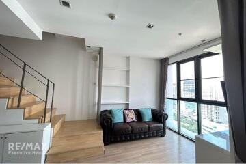 Luxurious 2-Bed Condo with BTS Phaya Thai 5 Mins Away - Prime Urban Location in Bangkok