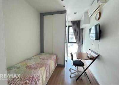 Luxurious 2-Bed Condo with BTS Phaya Thai 5 Mins Away - Prime Urban Location in Bangkok