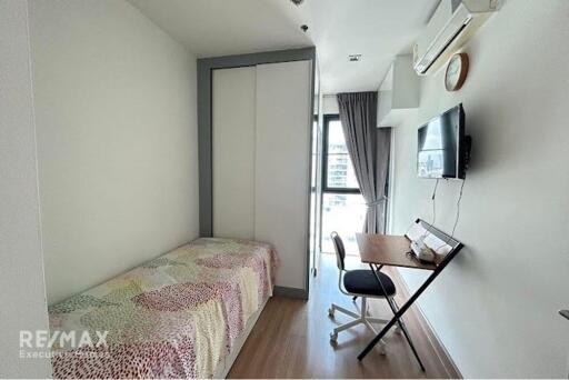 Luxurious 2-Bed Condo with BTS Phaya Thai 5 Mins Away - Prime Urban Location in Bangkok