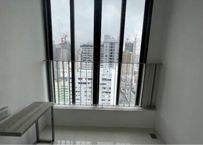 Luxurious 2-Bed Condo with BTS Phaya Thai 5 Mins Away - Prime Urban Location in Bangkok