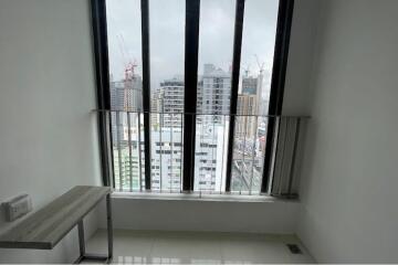 Luxurious 2-Bed Condo with BTS Phaya Thai 5 Mins Away - Prime Urban Location in Bangkok