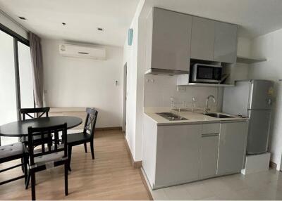 Luxurious 2-Bed Condo with BTS Phaya Thai 5 Mins Away - Prime Urban Location in Bangkok