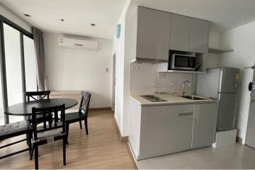 Luxurious 2-Bed Condo with BTS Phaya Thai 5 Mins Away - Prime Urban Location in Bangkok