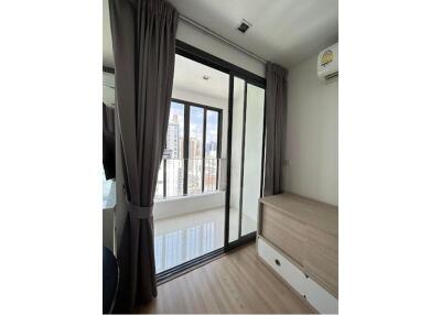 Luxurious 2-Bed Condo with BTS Phaya Thai 5 Mins Away - Prime Urban Location in Bangkok