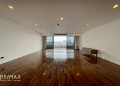 Luxurious 4-Bed Condo with Spectacular Views in Khlong Toei, Bangkok