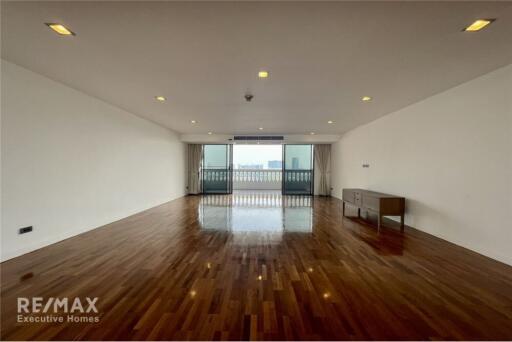 Luxurious 4-Bed Condo with Spectacular Views in Khlong Toei, Bangkok