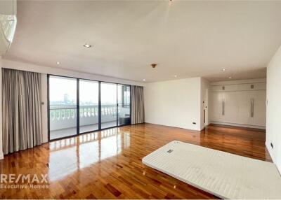 Luxurious 4-Bed Condo with Spectacular Views in Khlong Toei, Bangkok