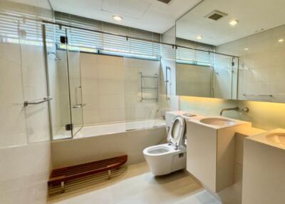 Modern bathroom with bathtub and two sinks