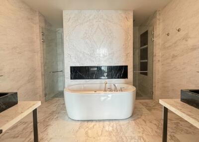 Modern luxury bathroom with a bathtub and marble finishes