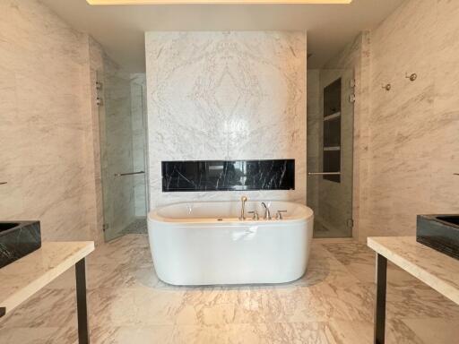 Modern luxury bathroom with a bathtub and marble finishes