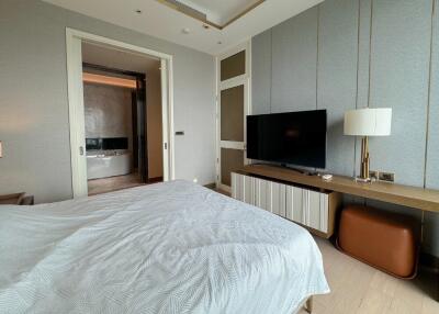 Modern bedroom with a view of an en-suite bathroom