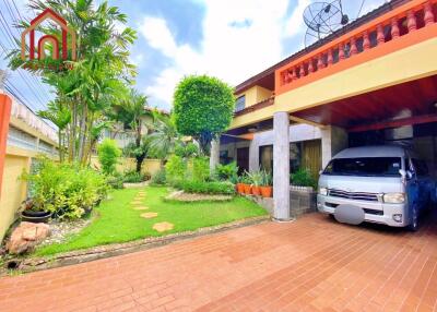 Front yard with driveway and car