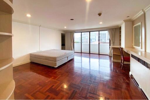 For Rent 3 Beds + 2 livng rooms Apartment Sukhumvit 30