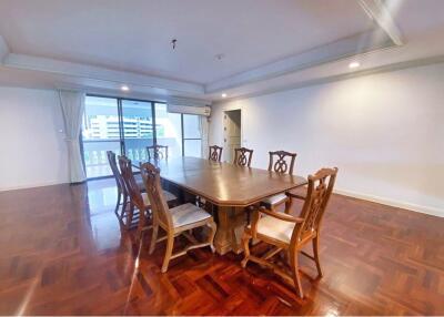 For Rent 3 Beds + 2 livng rooms Apartment Sukhumvit 30