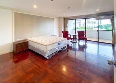 For Rent 3 Beds + 2 livng rooms Apartment Sukhumvit 30