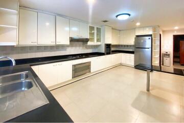 For Rent 3 Beds + 2 livng rooms Apartment Sukhumvit 30