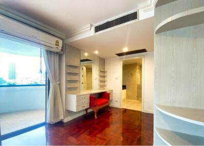 For Rent 3 Beds + 2 livng rooms Apartment Sukhumvit 30