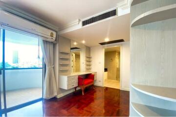 For Rent 3 Beds + 2 livng rooms Apartment Sukhumvit 30