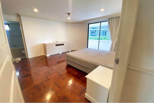 For Rent 3 Beds + 2 livng rooms Apartment Sukhumvit 30