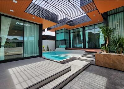 Luxury Villa in Sattahip with Private Pool!