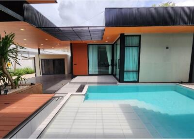 Luxury Villa in Sattahip with Private Pool!