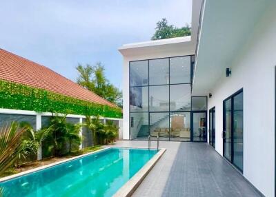 Elegant 2-story pool villa on Pratamnak Hill