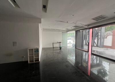 For Rent Bangkok Retail Sukhumvit BTS Thong Lo Watthana