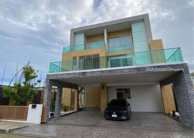 A three-story detached house in Pool Villa style with 3 bedrooms and 4 bathrooms, located in the San Kamphaeng area, close to the thriving market.