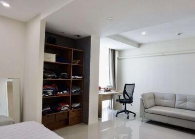 A nice large unit for rent in Muang Chiang Mai