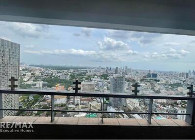 Luxurious 3-Bedroom Condo with MRT Si Lom Access, 13 Mins Walk to Sathorn Gardens, Bangkok