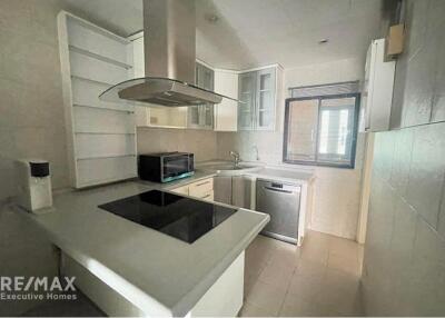 Luxurious 3-Bedroom Condo with MRT Si Lom Access, 13 Mins Walk to Sathorn Gardens, Bangkok