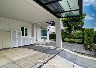 Carport and entrance area with garden view