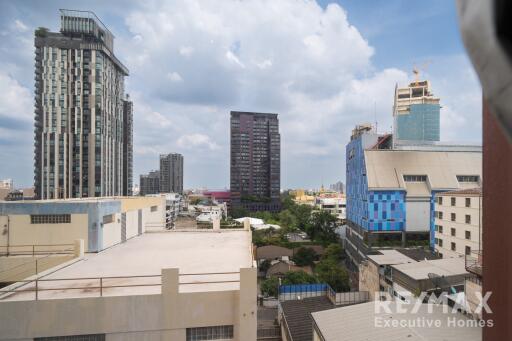 View of the cityscape with multiple buildings under a cloudy sky