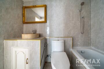 Modern bathroom with large mirror and bathtub